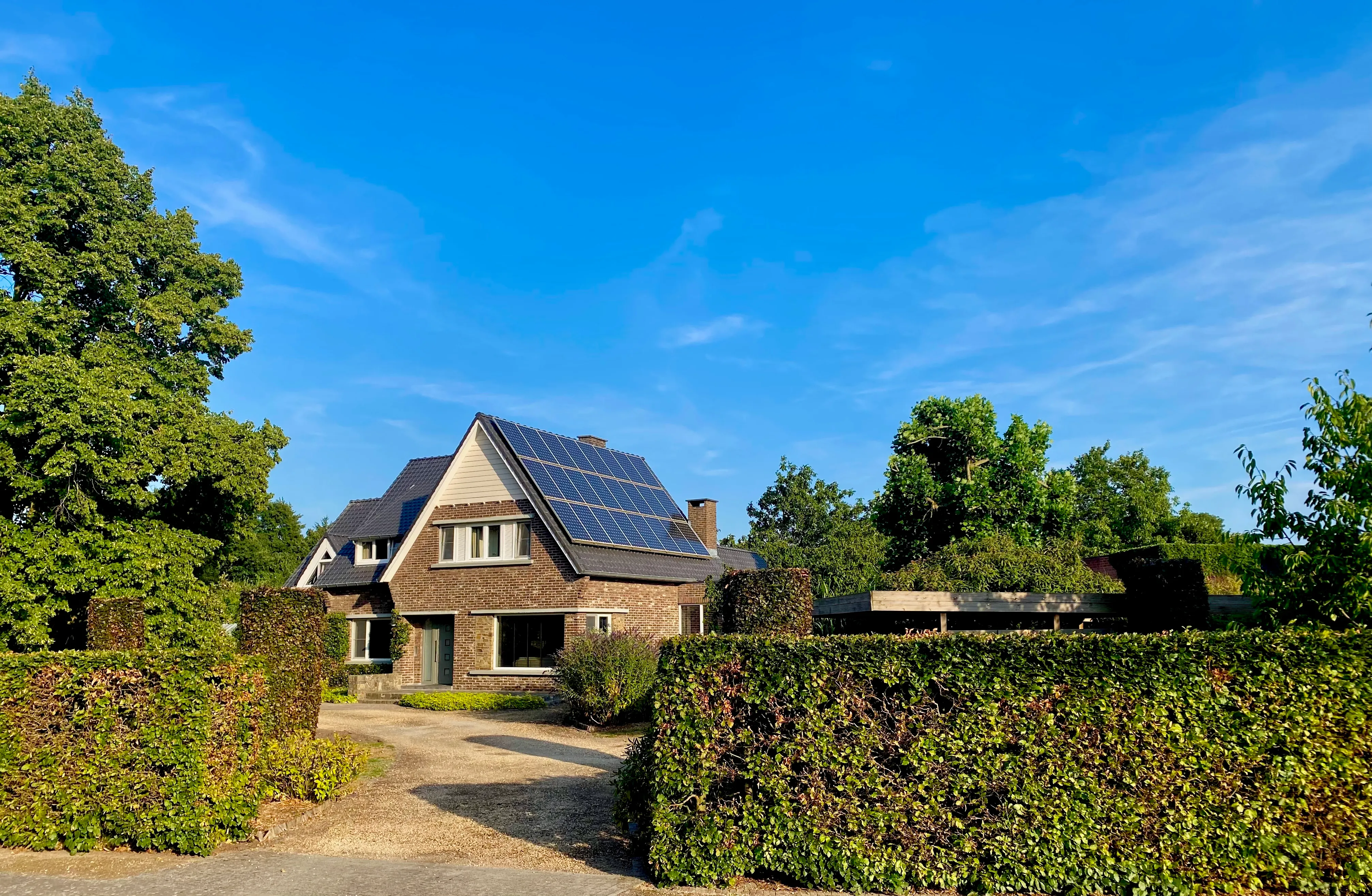 Het huis achter de beukenhagen, gezien vanaf de oprit